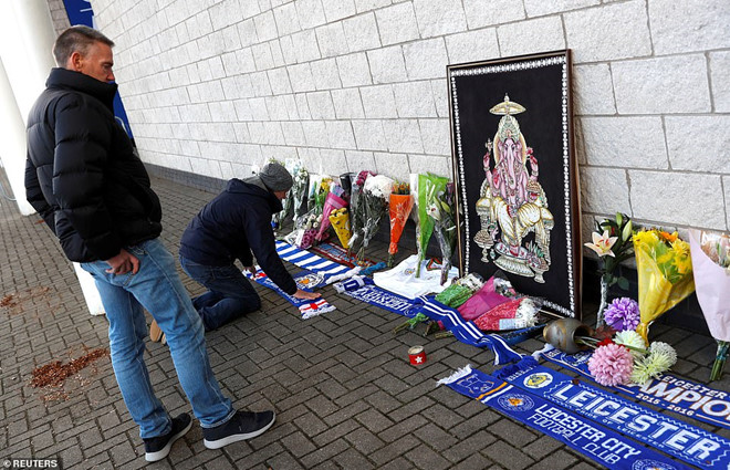 CĐV Leicester xếp hàng cầu nguyện cho tỷ phú Vichai phía ngoài SVĐ