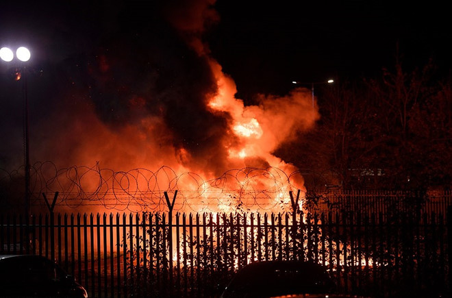 CĐV Leicester xếp hàng cầu nguyện cho tỷ phú Vichai phía ngoài SVĐ