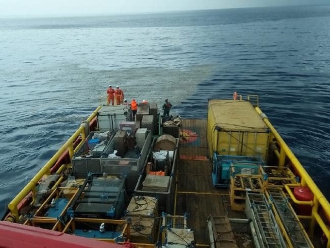 Mảnh vỡ, hành lý, điện thoại trôi nổi tại nơi máy bay Indonesia rơi
