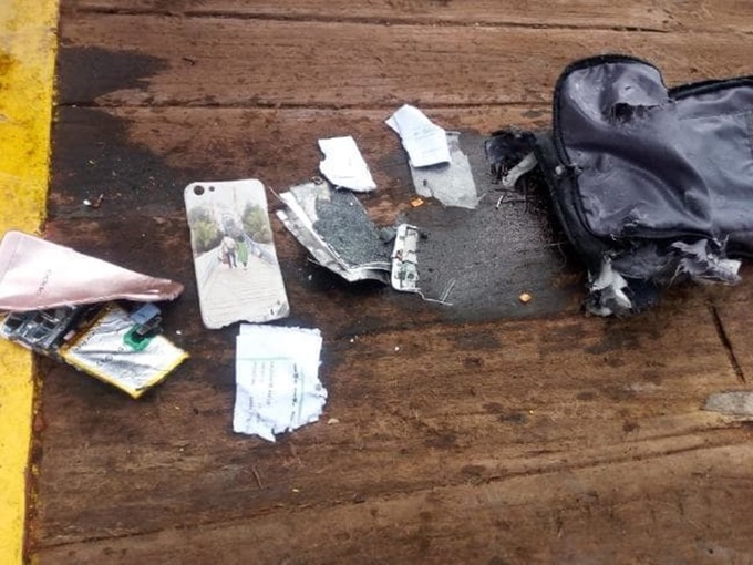 Mảnh vỡ, hành lý, điện thoại trôi nổi tại nơi máy bay Indonesia rơi