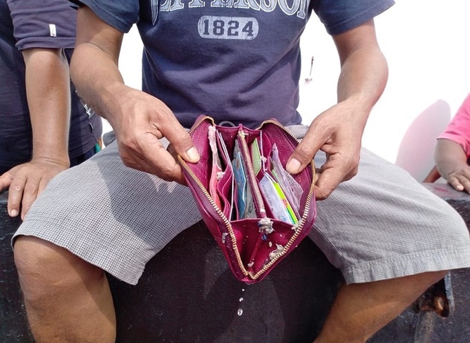 Mảnh vỡ, hành lý, điện thoại trôi nổi tại nơi máy bay Indonesia rơi