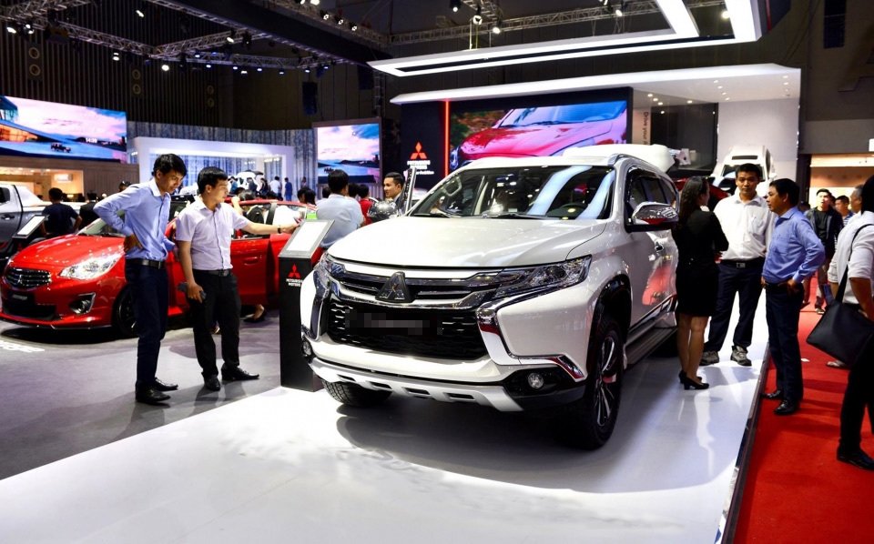 Ô tô nhập tràn về: Cuối năm giảm giá mạnh, dằn tiền mua xe Tết