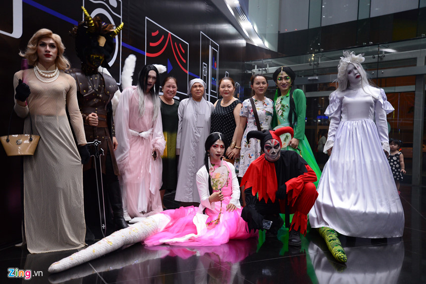 Giới trẻ hưởng ứng Halloween ở phố Nguyễn Huệ như thế nào?