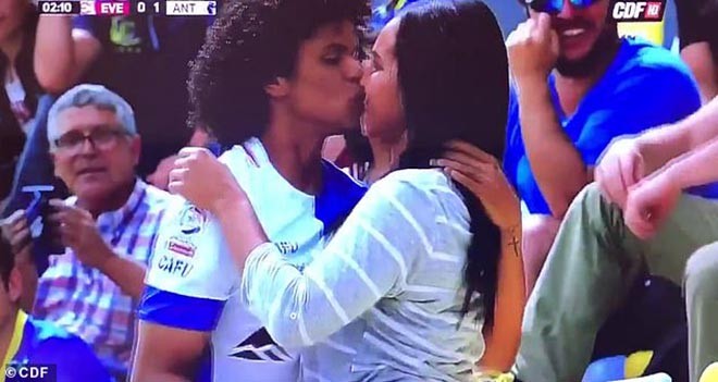 Ăn mừng bàn thắng táo bạo, tiền đạo cầu hôn bạn gái ngay trên sân