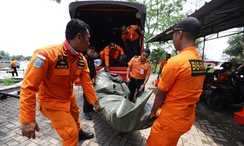 Những giả thuyết về nguyên nhân máy bay Indonesia rơi