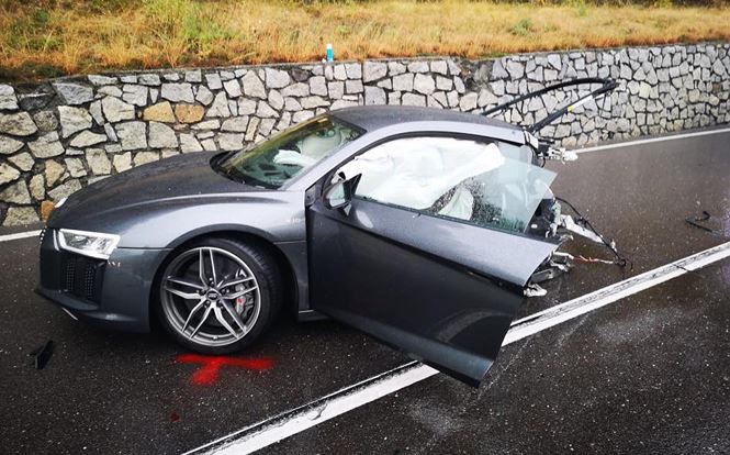 Kinh hoàng Audi R8 bị xé đôi sau tai nạn thảm khốc