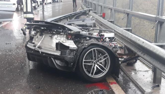 Kinh hoàng Audi R8 bị xé đôi sau tai nạn thảm khốc