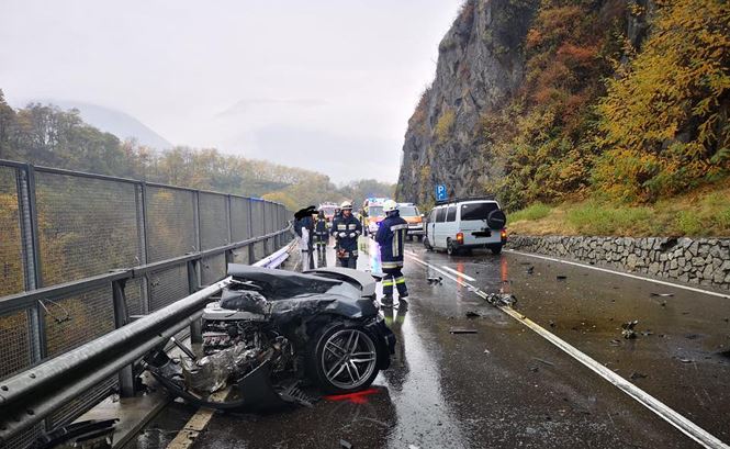 Kinh hoàng Audi R8 bị xé đôi sau tai nạn thảm khốc