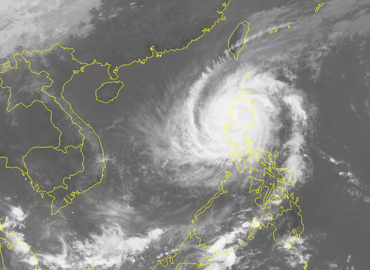 Bão Yutu giật cấp 15 vượt đảo Luzon vào Biển Đông
