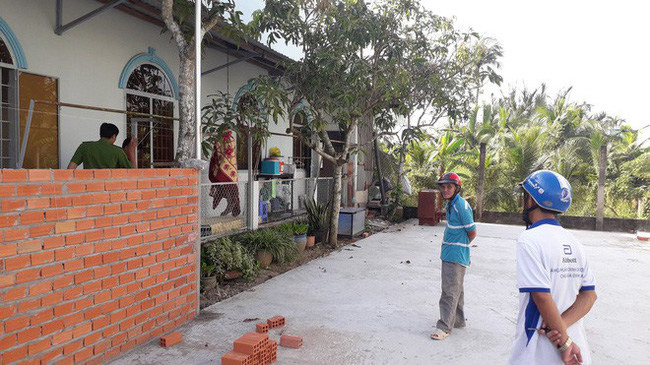 Ngủ dậy không thấy chồng, hốt hoảng đi tìm thấy chồng treo cổ phía hông nhà