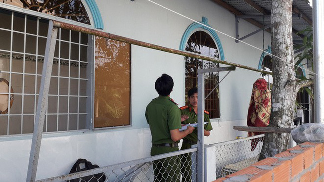 Ngủ dậy không thấy chồng, hốt hoảng đi tìm thấy chồng treo cổ phía hông nhà