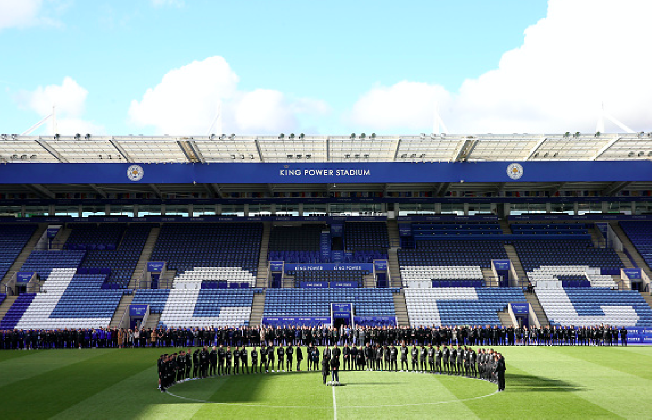 Vợ con Chủ tịch Vichai đặt vòng hoa ở điểm cất cánh của chiếc trực thăng gặp nạn, toàn bộ cầu thủ Leicester vào sân cử hành phút mặc niệm