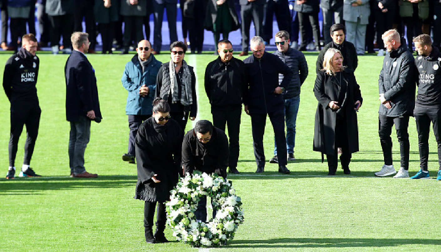 Vợ con Chủ tịch Vichai đặt vòng hoa ở điểm cất cánh của chiếc trực thăng gặp nạn, toàn bộ cầu thủ Leicester vào sân cử hành phút mặc niệm