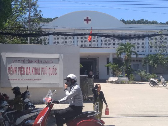 Đang lấy thông tin bệnh nhân, một y sĩ ở Phú Quốc bị đánh