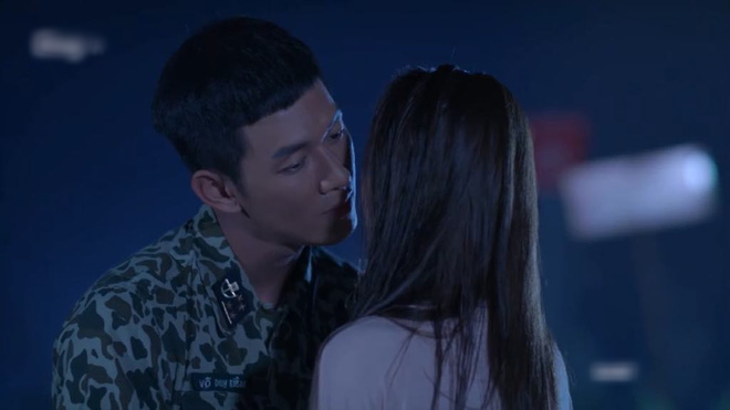 Hậu Duệ Mặt Trời tập 28: Gieo gió gặt bão, Duy Kiên hôn hụt Hoài Phương vì đi phá đám Bảo Huy và Minh Ngọc