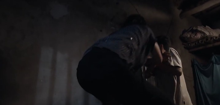 Quỳnh Búp Bê tập 22: Khán giả xót xa khi Lan bị nhốt trong phòng tối, điên dại gặm hoa qua ngày