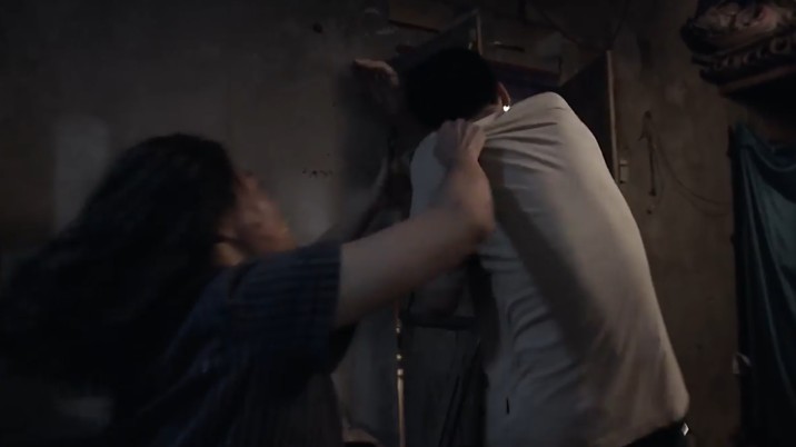 Quỳnh Búp Bê tập 22: Khán giả xót xa khi Lan bị nhốt trong phòng tối, điên dại gặm hoa qua ngày