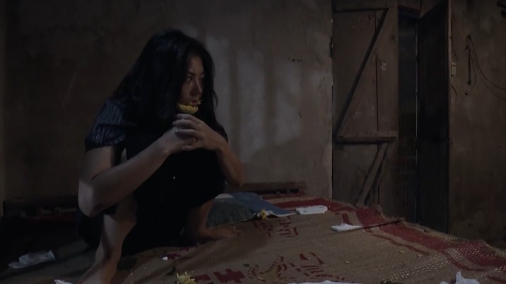 Quỳnh Búp Bê tập 22: Khán giả xót xa khi Lan bị nhốt trong phòng tối, điên dại gặm hoa qua ngày