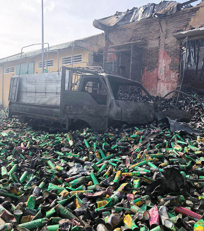 Kho thuốc diệt côn trùng bốc cháy, nổ dữ dội ở Bình Định