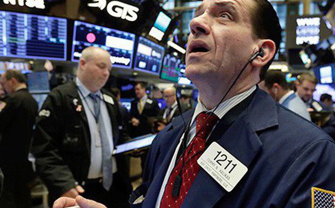 Chứng khoán Mỹ chìm trong sắc đỏ phiên giao dịch đầu tuần, nỗi lo căng thẳng thương mại làm kiệt sức các nhà đầu tư Chứng khoán Mỹ chìm trong sắc đỏ phiên giao dịch đầu tuần, nỗi lo căng thẳng thương mại làm kiệt sức các nhà đầu tư