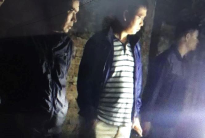 Nghịch tử dùng then cài cửa đánh mẹ đến chết