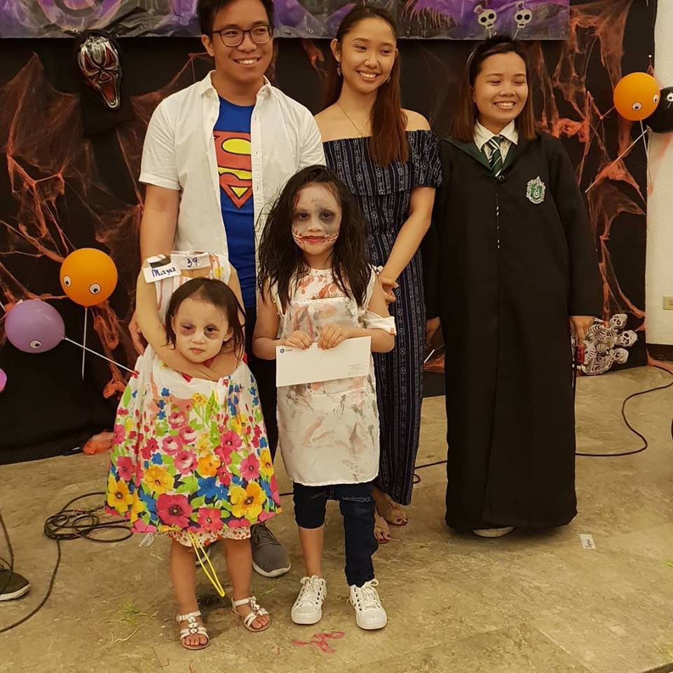 Cân hết mọi loại ma quỷ, cô bé Philippines nổi tiếng toàn cầu với màn ôm đầu đi xin kẹo Halloween
