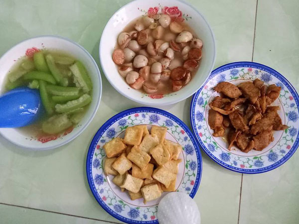 Mâm cơm 26k nấu trong 30 phút, chị em chê bai đủ điều nhưng lại lặng người trước tâm sự của vợ trẻ