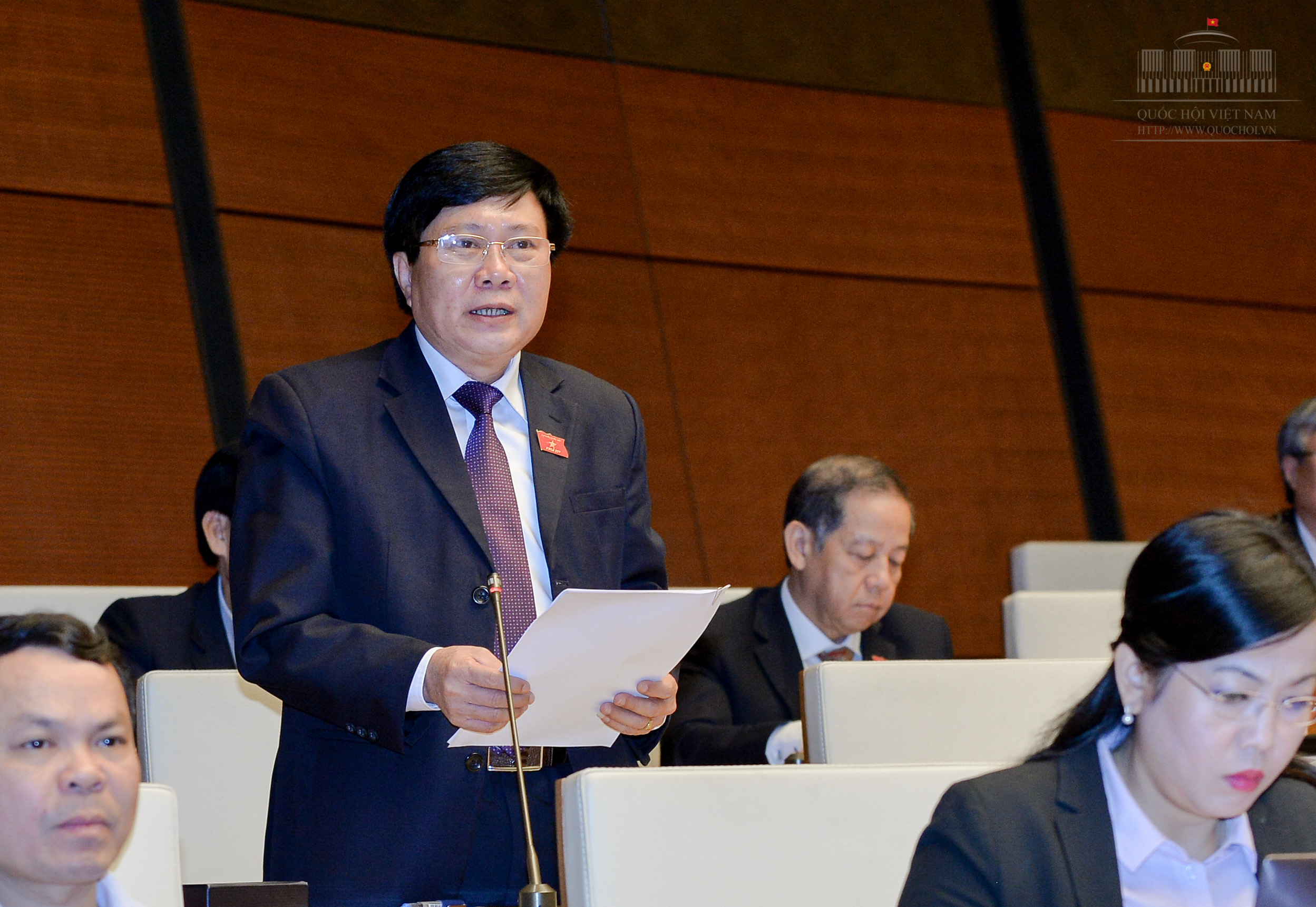 Bộ trưởng Trần Tuấn Anh bối rối khi ĐBQH truy chuyện thuế 0%, giá xe vẫn tăng