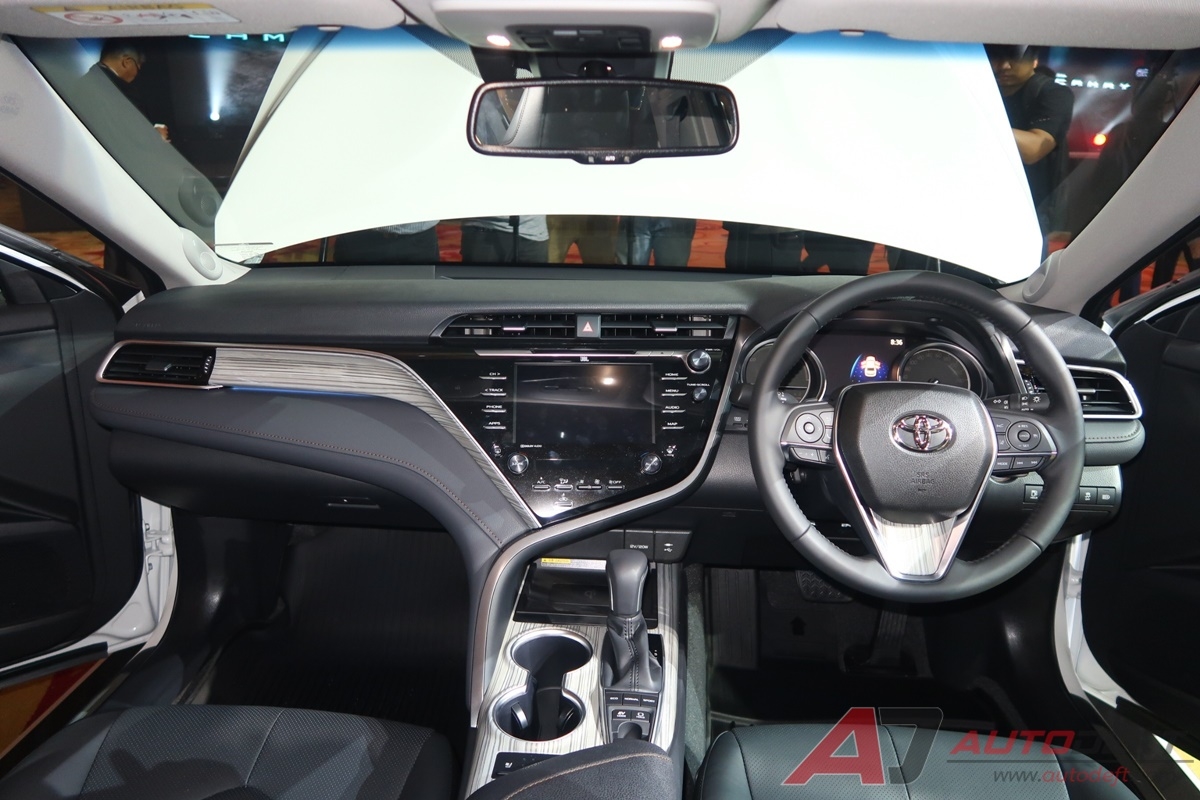 Toyota Camry phiên bản Đông Nam Á ra mắt, giá từ 43.500 USD