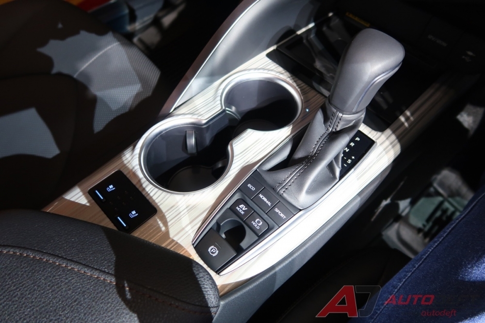 Toyota Camry phiên bản Đông Nam Á ra mắt, giá từ 43.500 USD