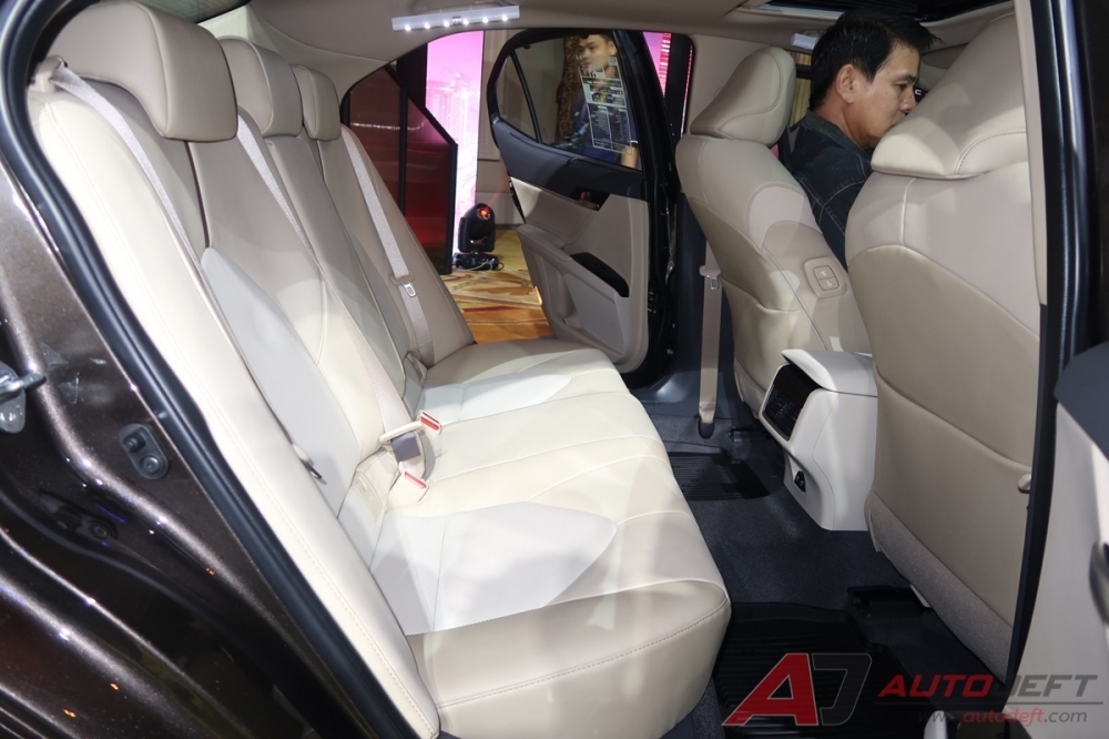 Toyota Camry phiên bản Đông Nam Á ra mắt, giá từ 43.500 USD