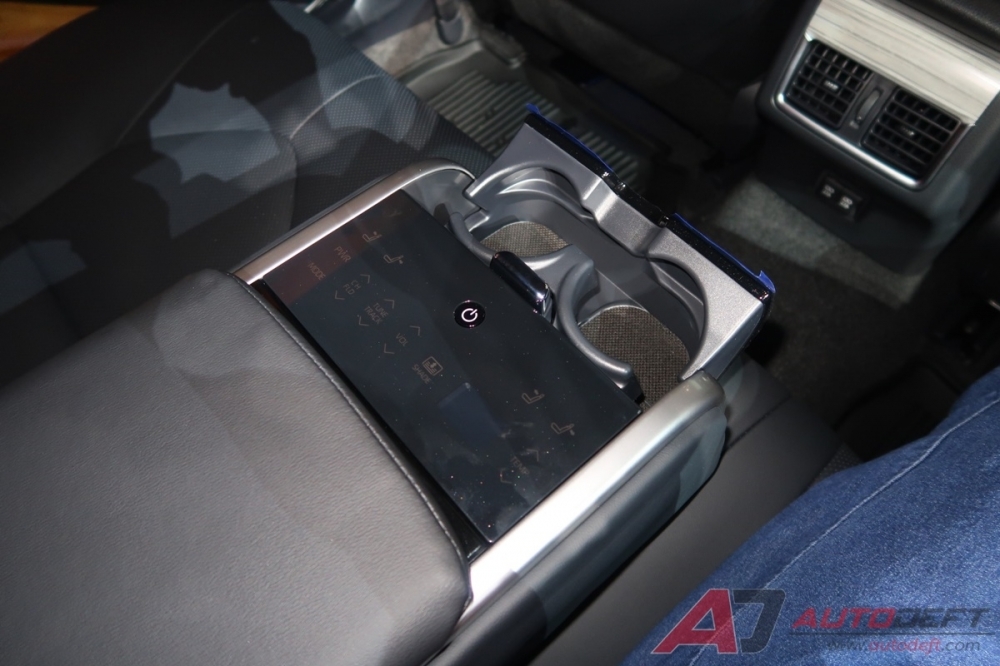 Toyota Camry phiên bản Đông Nam Á ra mắt, giá từ 43.500 USD