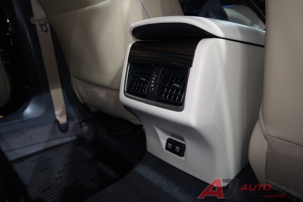 Toyota Camry phiên bản Đông Nam Á ra mắt, giá từ 43.500 USD