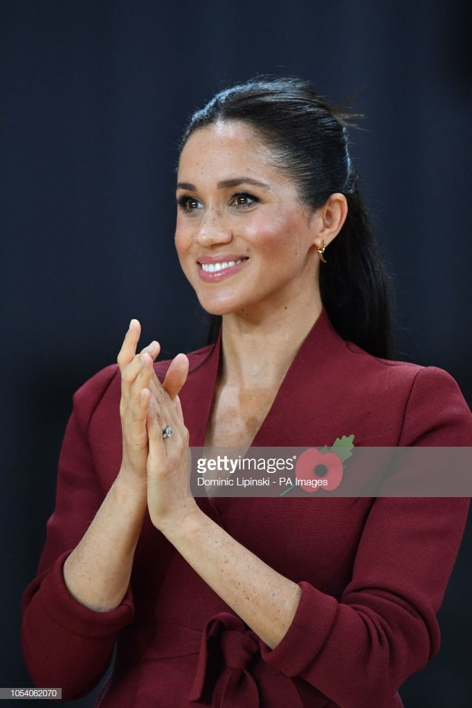 Lần đầu để tóc búi nửa, Công nương Meghan được cư dân mạng khen hết lời vì xinh lại cá tính