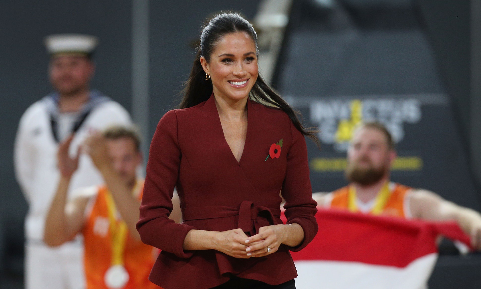 Lần đầu để tóc búi nửa, Công nương Meghan được cư dân mạng khen hết lời vì xinh lại cá tính