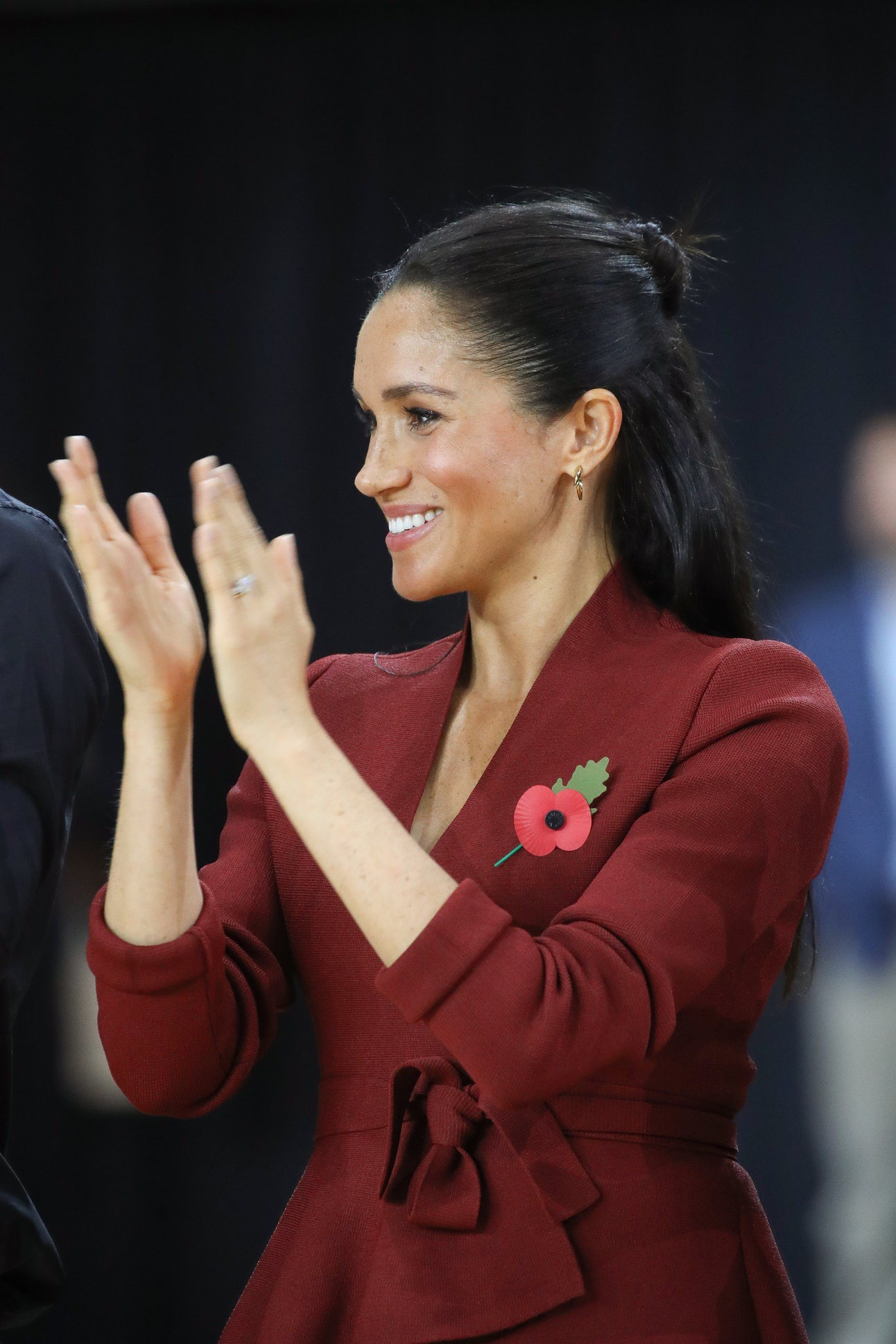 Lần đầu để tóc búi nửa, Công nương Meghan được cư dân mạng khen hết lời vì xinh lại cá tính