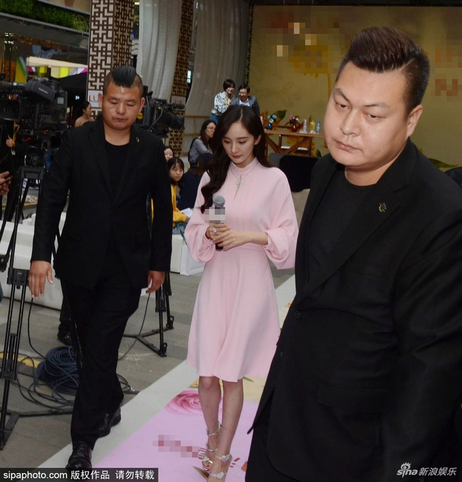 Đi sự kiện chứ không đi đám cưới bạn thân Đường Yên, Dương Mịch bị chỉ trích hám tiền quên bạn