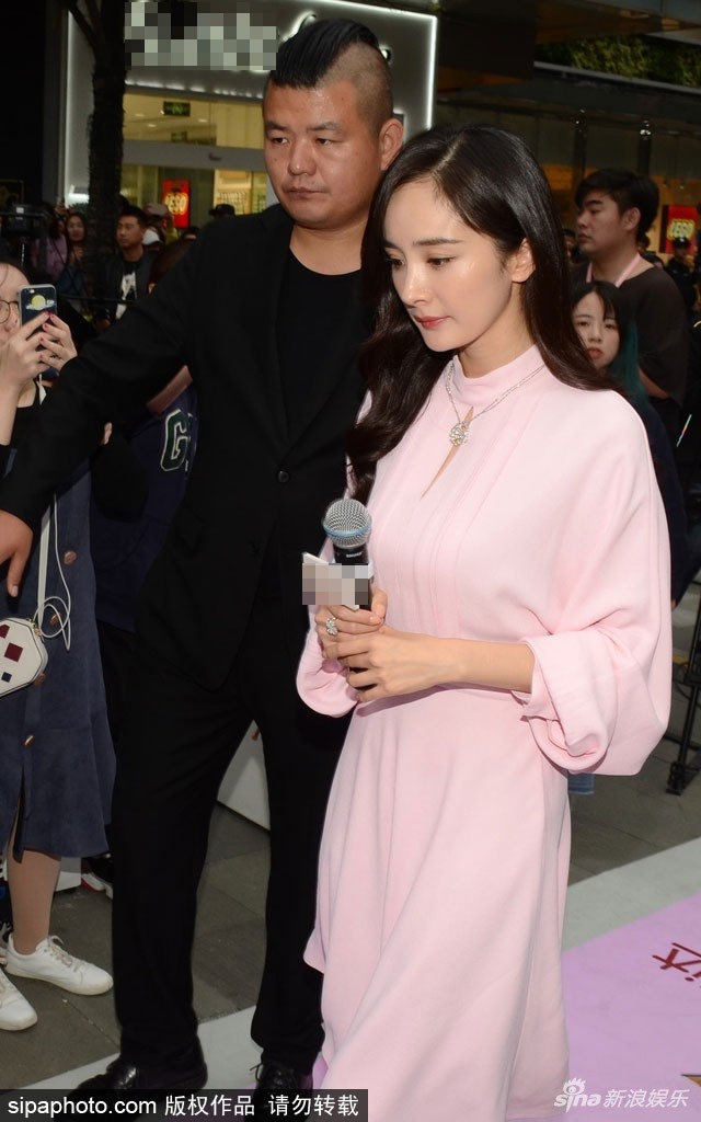 Đi sự kiện chứ không đi đám cưới bạn thân Đường Yên, Dương Mịch bị chỉ trích hám tiền quên bạn