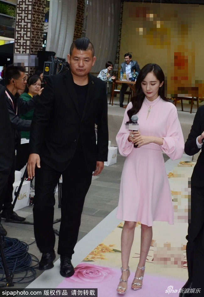 Đi sự kiện chứ không đi đám cưới bạn thân Đường Yên, Dương Mịch bị chỉ trích hám tiền quên bạn