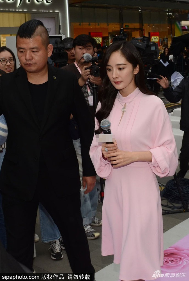 Đi sự kiện chứ không đi đám cưới bạn thân Đường Yên, Dương Mịch bị chỉ trích hám tiền quên bạn