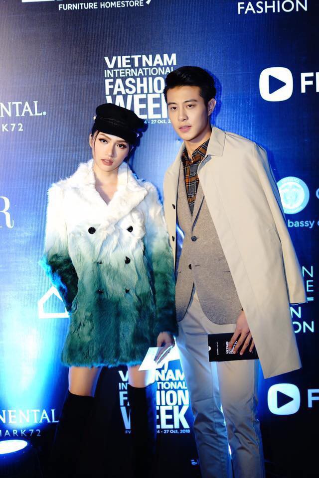 Rò rỉ hình ảnh Hoa hậu Hương Giang idol được bạn trai soái ca người Thái Lan quỳ gối cầu hôn?