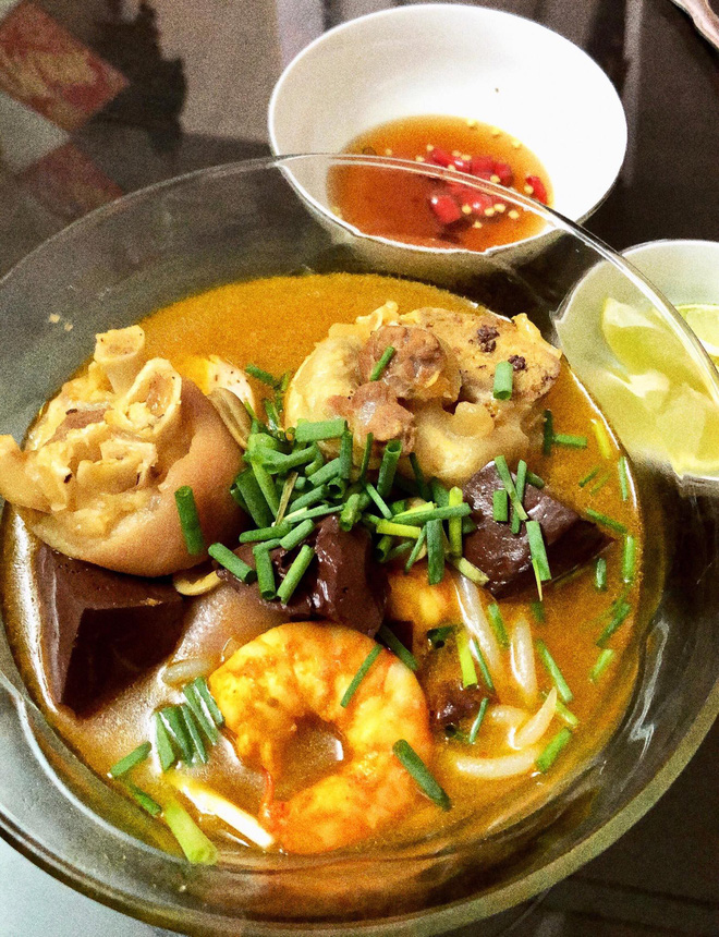 Nữ sinh Sài Gòn sinh năm 2000 thường xuyên được bắt chuyện bằng tiếng Anh vì quá giống Tây