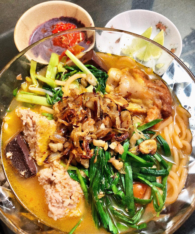 Nữ sinh Sài Gòn sinh năm 2000 thường xuyên được bắt chuyện bằng tiếng Anh vì quá giống Tây