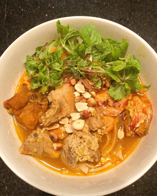 Nữ sinh Sài Gòn sinh năm 2000 thường xuyên được bắt chuyện bằng tiếng Anh vì quá giống Tây