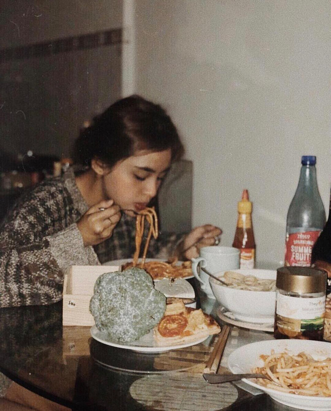 Nữ sinh Sài Gòn sinh năm 2000 thường xuyên được bắt chuyện bằng tiếng Anh vì quá giống Tây