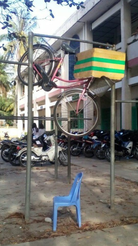 Trò đùa mới của học sinh bị lên án dữ dội: Giấu xe đạp của bạn học ở những nơi tìm cả ngày cũng không ra
