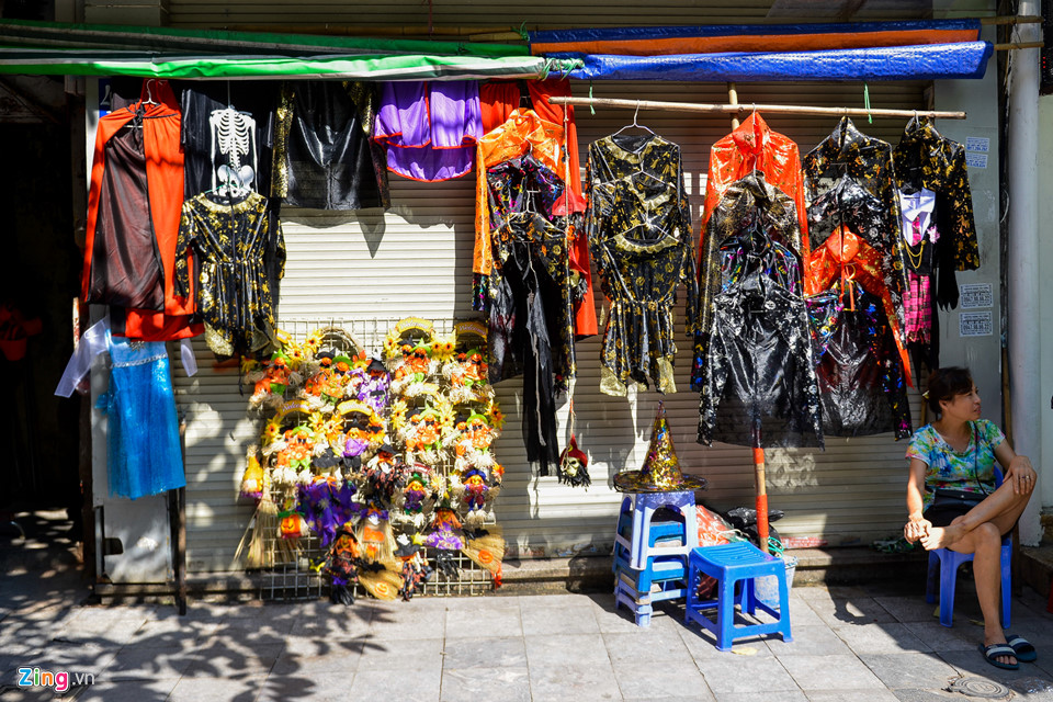 Đồ chơi kinh dị giá lên tới tiền triệu bày bán nhan nhản mặt phố