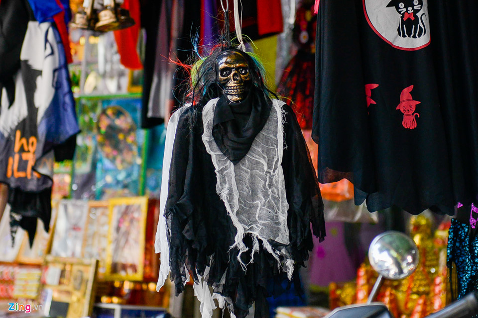 Đồ chơi kinh dị giá lên tới tiền triệu bày bán nhan nhản mặt phố