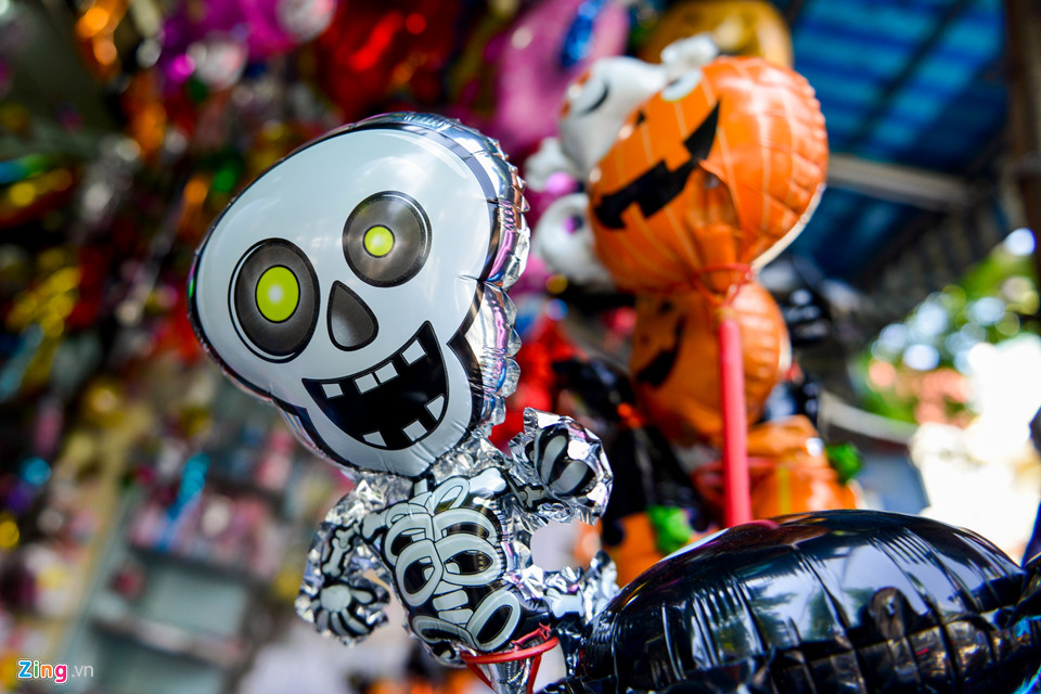 Đồ chơi kinh dị giá lên tới tiền triệu bày bán nhan nhản mặt phố