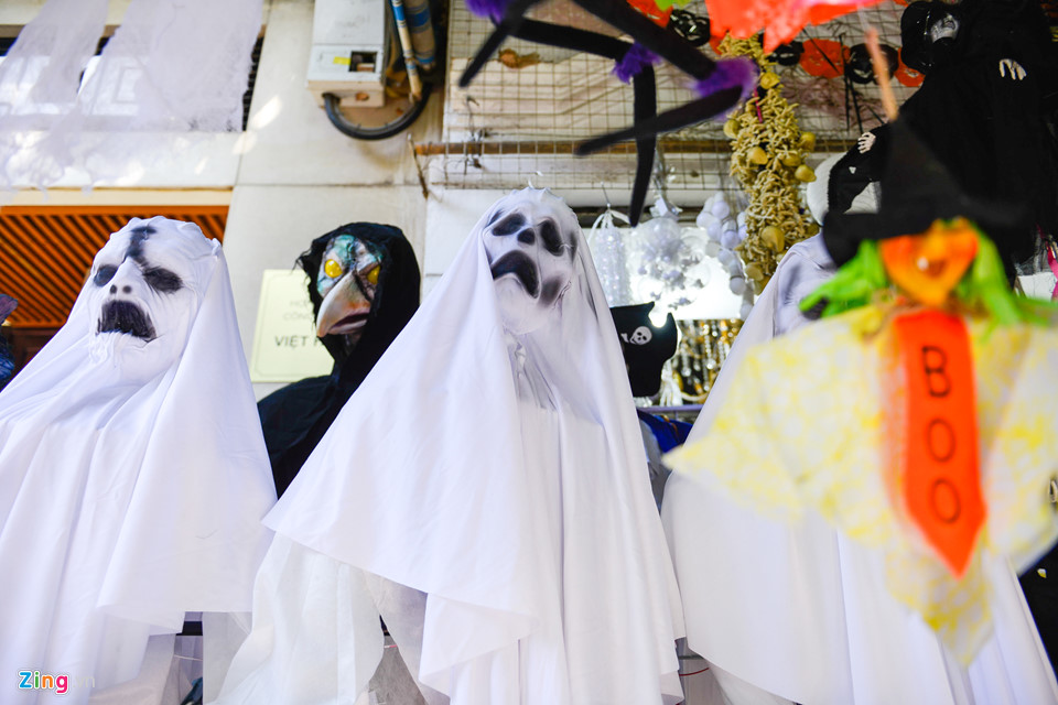 Đồ chơi kinh dị giá lên tới tiền triệu bày bán nhan nhản mặt phố